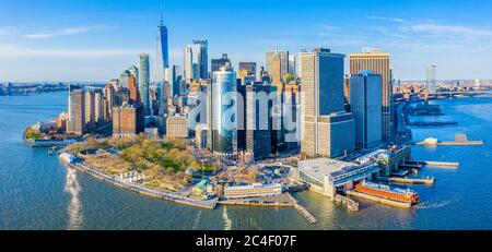 Luftaufnahme der Skyline von Lower Manhattan mit One World Trade Center, Battery Park, Staten Island Ferry und South Street Seaport. Stockfoto
