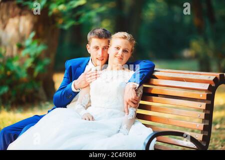 Frisch verheiratetes Paar im Park. Ich habe gerade geheiratet. Spazieren Sie im Park und umarmen Sie sich. Stockfoto