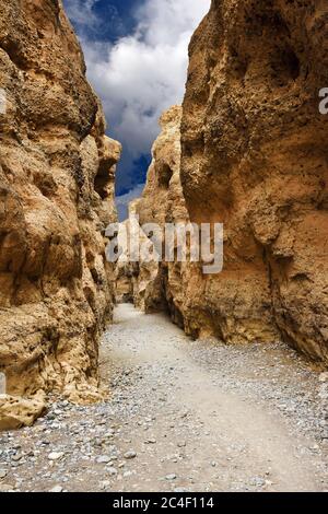 Dramatischer stürmischer Himmel über Sesriem Canyon bei Dämmerung, Namib-Naukluft Wüste, Namibia, Afrika Stockfoto