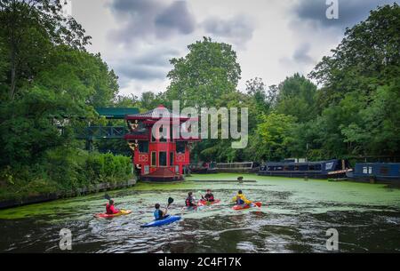 London, Großbritannien, 2019. August, Kajakfahren auf dem Regent's Canal beim Restaurant Feng Shang Princess Stockfoto