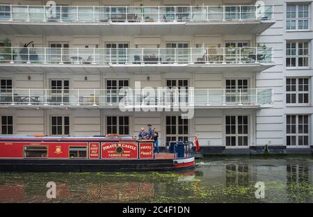 London, Großbritannien, 2019. August, Blick auf einen Lastkahn der Pirate Castle Charity am Regent's Canal in Camden Town Stockfoto