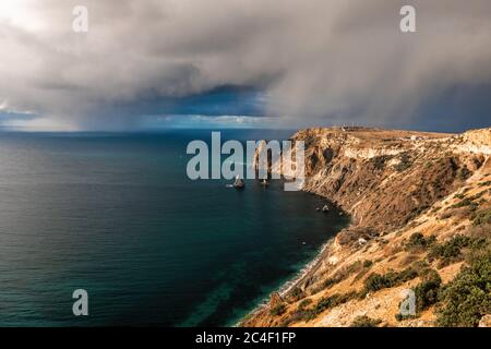 Felsklippe gegen den stürmischen Himmel an der Küste. Die Landschaft auf dem felsigen Ufer des Schwarzen Meeres in Krim. Sturm nähert Nebel und grauen Himmel mit Stockfoto