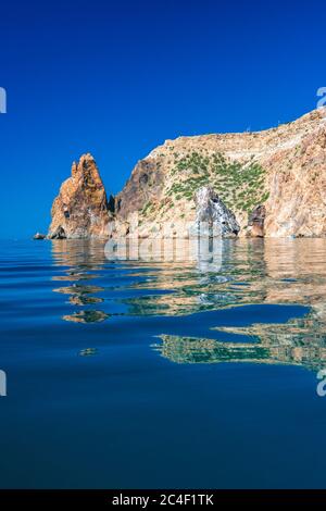 Blick auf die Küstenklippen, Felsen Orest und Pilad, Kap Fiolent in Balaklava, Sewastopol Krim. Heller sonniger Tag, ruhiges kristallklares blaues Meer. Das Konzept Stockfoto