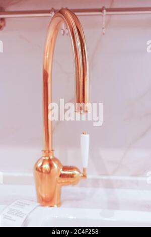Reicher Goldhahn und weiße Badewanne im Badezimmer. Luxuriöses Badezimmer. Goldhahn. Goldener Wasserhahn. Wasserhahn isoliert. Wasserhahn im Waschbecken. Stockfoto