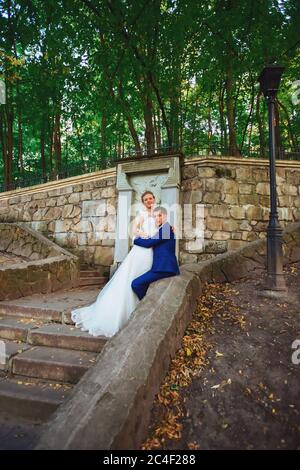 Hochzeit von Braut und Bräutigam. Frisch vermählte im Park. Stockfoto