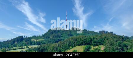 Panorama des Bantiger Berges mit Fernsehturm auf dem Gipfel, Bern, Schweiz Stockfoto