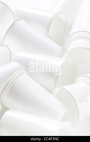 Einweg weiße Plastikbecher als Hintergrund. Umweltkonzept. Nicht kompostierbarer Abfall. Stockfoto