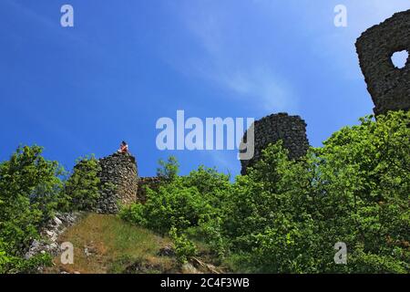 Aserbaidschan. Der Tourist sitzt am Rande des Turms. Festung Lampe Chirag Gala 5-6. Jahrhundert. Sabran. Stockfoto