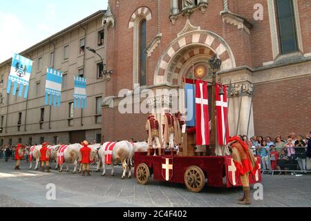 Asti, Piemont, Italien. -09/16/2007- Palio Pferderennen ist ein traditionelles Fest des mittelalterlichen Ursprungs und Ausstellung von Fahnenwerfern, historische processi Stockfoto