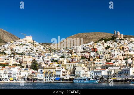 Panoramablick auf Ermoupoli und Ano Syra Städte auf Syros Insel, Kykladen Inseln, Griechenland, Europa. Stockfoto