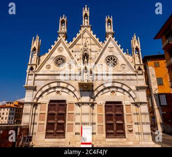 Außenansicht von Santa Maria della Spina. Eine kleine Kirche am Fluss in Pisa. Italien. Stockfoto