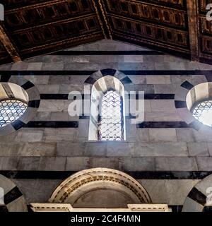 Nahaufnahme der Innenwände und der Rondelfenster von Santa Maria della Spina. Pisa: Italien. Stockfoto