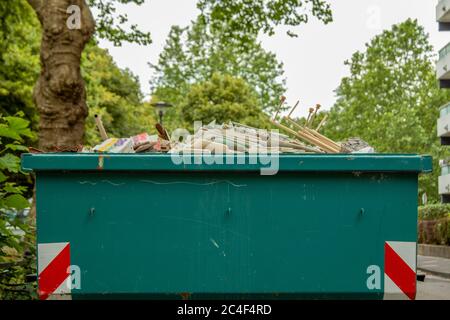 Schutthausbehälter in einer Wohnanlage, wolkiger Tag Stockfoto