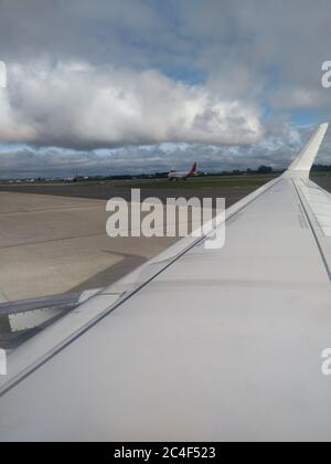 Vertikale Aufnahme eines Flugzeugflügels aus dem Inneren des Ebene Stockfoto