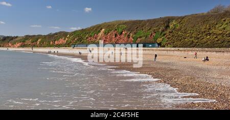 Ein InterCity Zug, der Langstone Rock bei Dawlish passiert. Stockfoto