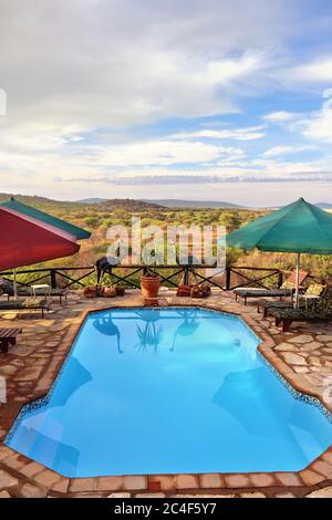 DAMARALAND, NAMIBIA - 04. FEB 2016: Schwimmbad in der Toko Lodge. Toko ist das Tor zum westlichen Etosha, Damaraland und dem unberührten Kaokoveld Stockfoto