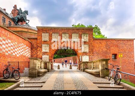 Krakau, Polen - 18. Juni 2019: Wappentor im Königlichen Schloss am Wawel in Krakau Stockfoto