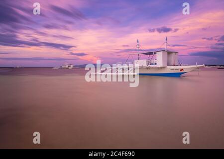 Traditionelle philippinische Bangka Boote am Strand bei Sonnenuntergang, Panglao, Philippinen Stockfoto