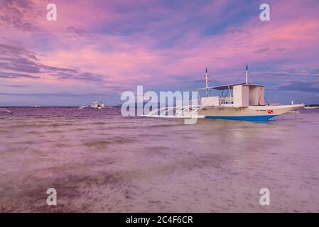 Traditionelle philippinische Bangka Boote am Strand bei Sonnenuntergang, Panglao, Philippinen Stockfoto