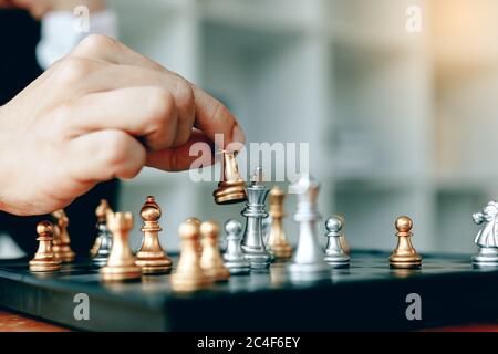 Nahaufnahme Geschäftsmann Hand bewegen den König in einem Schachspiel für den Sieg. Stockfoto