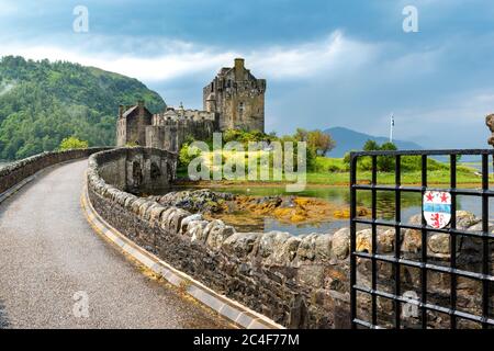 EILEAN DONAN CASTLE LOCH DUICH HIGHLAND SCHOTTLAND BRÜCKE ZUM SCHLOSS NACH SOMMER REGENGUSS UND DONNER Stockfoto