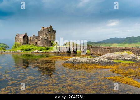 EILEAN DONAN CASTLE LOCH DUICH HIGHLAND SCHOTTLAND CASTLE AUF EINER INSEL NACH DEM SOMMER REGENGUSS VON REGEN UND DONNER BEI FLUT UND FRUCHTBAREN ALGEN Stockfoto