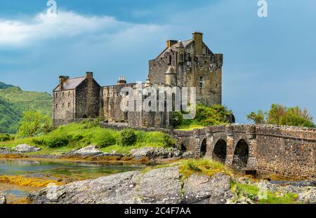 EILEAN DONAN CASTLE LOCH DUICH HIGHLAND SCHOTTLAND CASTLE AUF EINER INSEL BLAUEN HIMMEL NACH SOMMER REGENGUSS UND DONNER Stockfoto