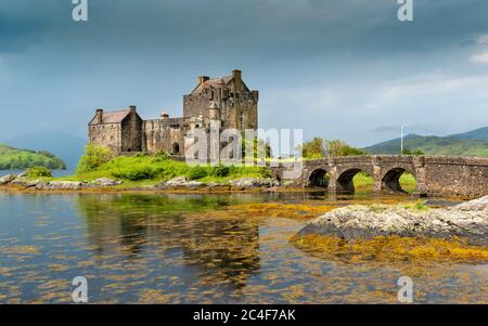 EILEAN DONAN CASTLE LOCH DUICH HIGHLAND SCHOTTLAND CASTLE AUF EINER INSEL NACH DEM SOMMER REGENGUSS VON REGEN UND DONNER Stockfoto