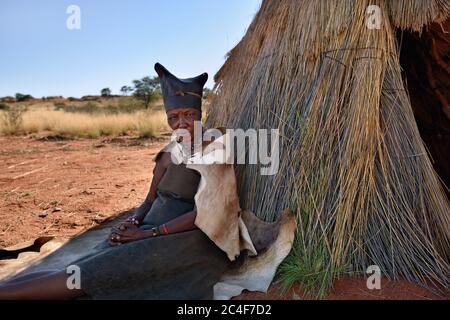 KALAHARI NAMIBIA - 24. JAN 2016: Porträt einer sehr alten Bushmänner-Frau. Die San, auch Buschmänner genannt, sind Mitglieder verschiedener indigener Jäger-Ga Stockfoto