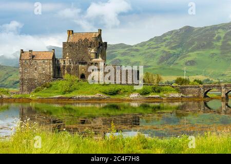 EILEAN DONAN CASTLE LOCH DUICH HIGHLAND SCHOTTLAND CASTLE AUF EINER INSEL FLUT MIT REFLEXIONEN Stockfoto