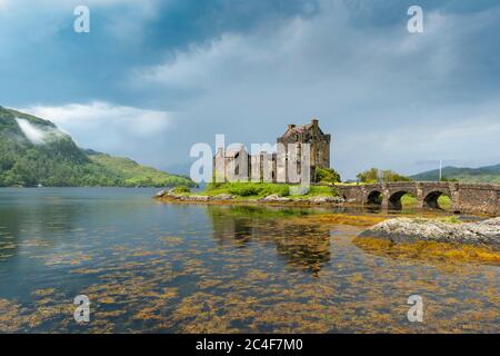 EILEAN DONAN CASTLE LOCH DUICH HIGHLAND SCHOTTLAND CASTLE AUF EINER INSEL NEBLIGEN HÜGELN NACH SOMMER REGENGUSS UND DONNER Stockfoto