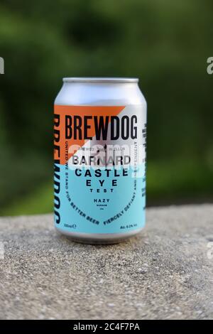 BrewDogs Special Edition „Barnard Castle Eye Test“ Bier wird an die Kunden geliefert. Wird bei 6% als „Hazy Durham IPA“ bezeichnet. Alle Gewinne aus dem Verkauf gehen in die Finanzierung der Produktion von kostenlosen medizinischen Qualität Hand Desinfektionsmittel. Stockfoto