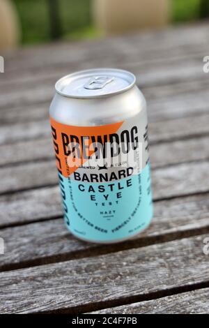 BrewDogs Special Edition „Barnard Castle Eye Test“ Bier wird an die Kunden geliefert. Wird bei 6% als „Hazy Durham IPA“ bezeichnet. Alle Gewinne aus dem Verkauf gehen in die Finanzierung der Produktion von kostenlosen medizinischen Qualität Hand Desinfektionsmittel. Stockfoto