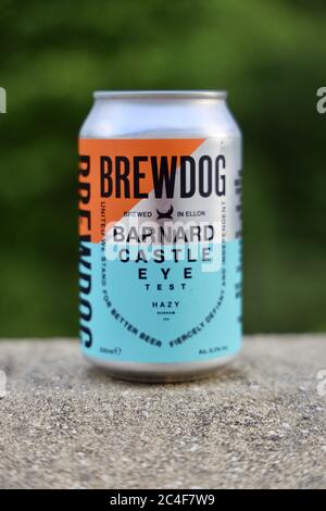 BrewDogs Special Edition „Barnard Castle Eye Test“ Bier wird an die Kunden geliefert. Wird bei 6% als „Hazy Durham IPA“ bezeichnet. Alle Gewinne aus dem Verkauf gehen in die Finanzierung der Produktion von kostenlosen medizinischen Qualität Hand Desinfektionsmittel. Stockfoto