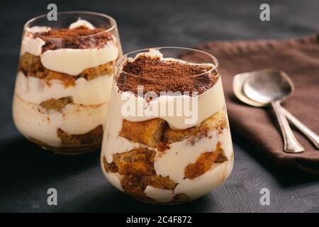 Hausgemachte Tiramisu-Kuchen, italienisches Dessert. Stockfoto
