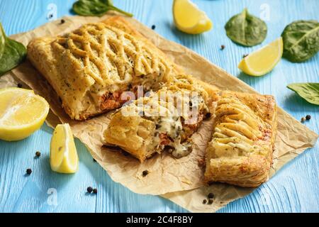 Hausgemachter gebackener Lachs mit Spinat in Blätterteig. Stockfoto