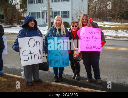 MIDDLETOWN, NY, VEREINIGTE STAATEN - 22. Februar 2019: Inspire Kids Vorschule in Goshen, NY Streiks für faire Löhne. Vier ältere kaukasische Frauen halten ein Pfostenzeichen Stockfoto