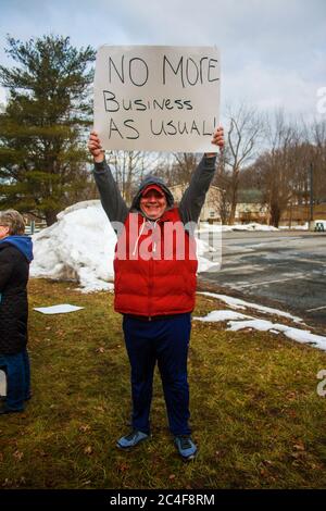 MIDDLETOWN, NY, VEREINIGTE STAATEN - 22. Februar 2019: Inspire Kids Vorschule in Goshen, NY Streiks für faire Löhne. Ein Mann hält ein "No More Business as usual" s Stockfoto