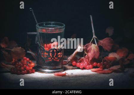 Noch lebendiger heißer Tee mit einem Viburnum in einem russischen Glas in einem Glashalter Stockfoto