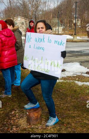 MIDDLETOWN, NY, VEREINIGTE STAATEN - 22. Februar 2019: Inspire Kids Vorschule in Goshen, NY Streiks für faire Löhne. Eine hispanische Frau hält ein Pfostenzeichen mit o Stockfoto