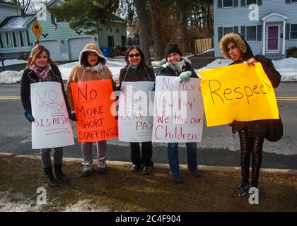 MIDDLETOWN, NY, VEREINIGTE STAATEN - 22. Februar 2019: Inspire Kids Vorschule in Goshen, NY Streiks für faire Löhne. Fünf Frauen halten Streikzeichen gegen die Stockfoto