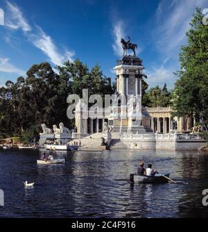 El Retiro Park. Madrid. Spanien. Monumnet Alfonso XII. Das Denkmal für Alfonso XII in Buen Retiro Park, Madrid, Spanien befindet. Das Denkmal ist situ Stockfoto