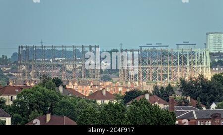 Glasgow, Schottland, Großbritannien 26. Juni 2020: UK Wetter: Sonniger Tagesausklang, da die Gasometer in Kelvindale mit der Doppelhaushälfte des Vororts Temple kontrastieren. Gerard Ferry/Alamy Live News Stockfoto