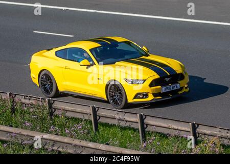 Schwarz gelb Ford Mustang; Fahrzeug Verkehr Fahrzeuge, Autos fahren Fahrzeug auf britischen Straßen, Motoren, Fahren auf der Autobahn M6-Netz. Stockfoto