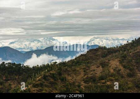 Ein schöner Blick auf die Wolken, die um die Annapurna-Reihe schwärmen, von der Stadt Tansen in Nepal. Stockfoto