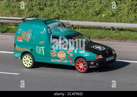 2003, Rosty Green VW Volkswagen Caddy TDI; Vehicular Traffic Moving Vehicle, Cars driving vehicle on UK Road, Motors, Custom, seltener Lebensstil, modifiziert, Personalisierung, ungewöhnliche personalisierte Motoren, Modding, maßgeschneidert. Anfahrt auf dem Autobahnnetz M6. Stockfoto