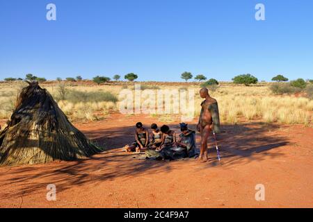 KALAHARI, NAMIBIA - 24. JAN 2016: Buschmenenstämme Dorf. Die San, auch Buschmänner genannt, sind Mitglieder verschiedener einheimischer Jäger und Sammler Stockfoto