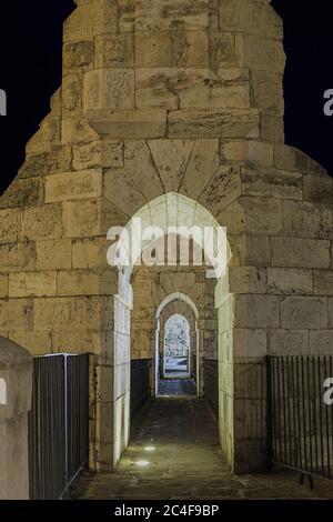 Schöne Bögen des Aquädukts von Los Arcos in Teruel, Spanien Stockfoto