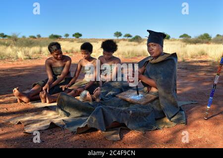 KALAHARI, NAMIBIA - 24. JAN 2016: Frauen im Buschmänner-Stammdorf. Die San, auch Buschmänner genannt, sind Mitglieder verschiedener einheimischer Jäger-Gato Stockfoto