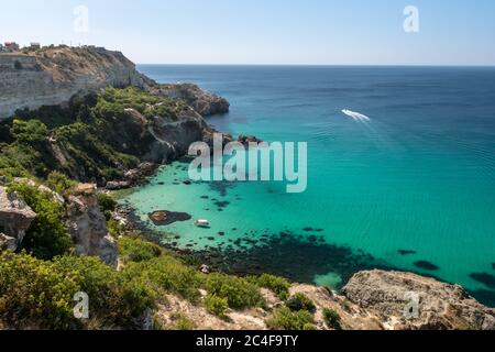 Boote auf azurblauem Meer in der Nähe von Baunty Beach auf Fiolent Stockfoto